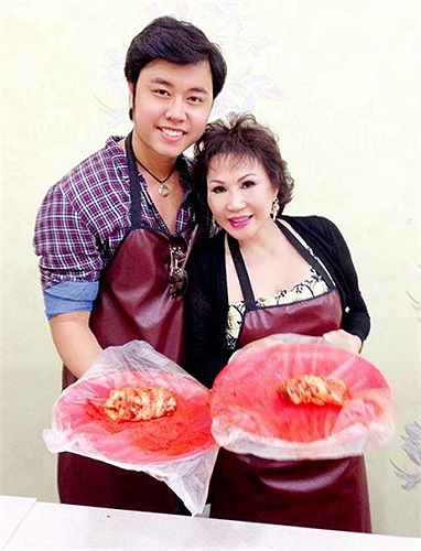 Vũ Hoàng Việt chia sẻ: 'Yvonne là người phụ nữ có tấm lòng nhân hậu, cô ấy chăm chỉ làm từ thiện, tạo công ăn việc làm cho hàng trăm người', 'Tôi yêu cô ấy không phải vì tiền bạc mà bởi tấm lòng và sự thông minh, hiểu biết của Yvonne'.