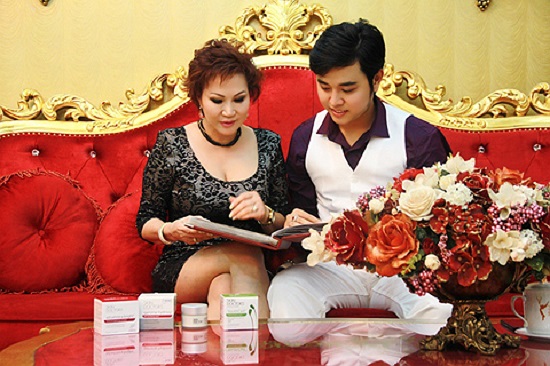 Được biết, Yvonne Thúy Hoàng là triệu phú ngành công nghiệp thời trang ở Hollywood, hiện đứng vị trí 500 trong CLB triệu phú Mỹ.