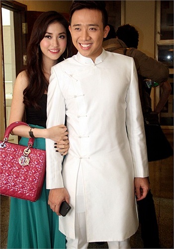 Mới đây Trấn Thành cũng tặng người yêu một món quà sinh nhật có giá trị lớn. Đó là chiếc túi hàng hiệu trị giá khoảng 100 triệu đồng cùng đôi giầy sang trọng 30 triệu đồng. 