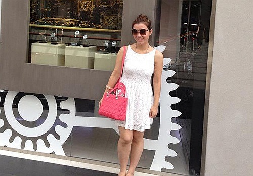 Quá khổ sở vì những gì mình phải gánh chịu, cô gái trẻ đã chính thức lên tiếng xác nhận với báo giới về nhân thân của mình: