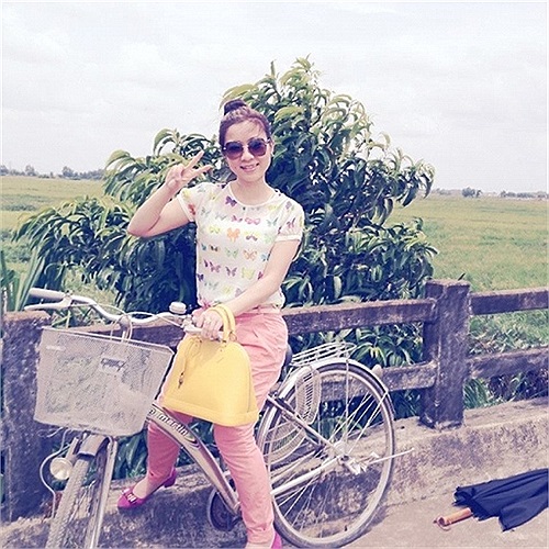 'Tên em là Dung, người bị Đan Trường và ông bầu Hoàng Tuấn tố cáo là người tống tiền vợ chồng Đan Trường trên khắp các trang mạng ngày hôm qua'.