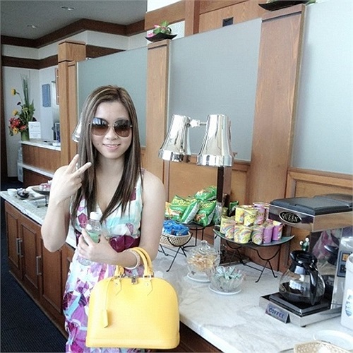 Theo Dung, cô và Đan Trường gặp lại nhau đầu tháng 3/2012 và kể từ đó hàng ngày cô và nam ca sỹ nhắn tin qua lại, email hàng ngày và nảy sinh tình cảm.