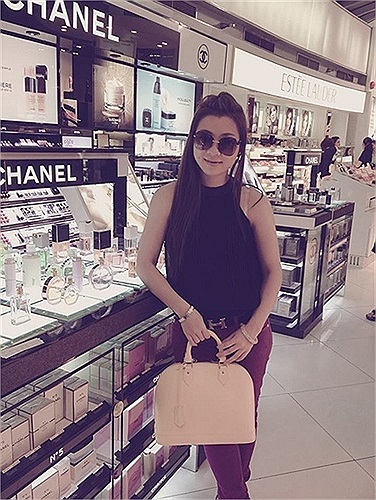 Dung đã tin tưởng và bắt đầu gửi tiền cho Đan Trường từ tháng 4/2012 mỗi tháng để nam ca sỹ trả nợ.