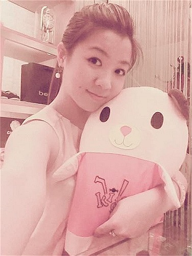 Nhưng cô càng gửi về thì thấy anh Bo càng thiếu tiền trầm trọng và cô không hiểu lý do tại sao.