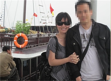 Theo bài viết, việc Thủy Tiên yêu và cưới Đan Trường cũng chỉ là một hành đồng nhằm trêu ngươi tình cũ.