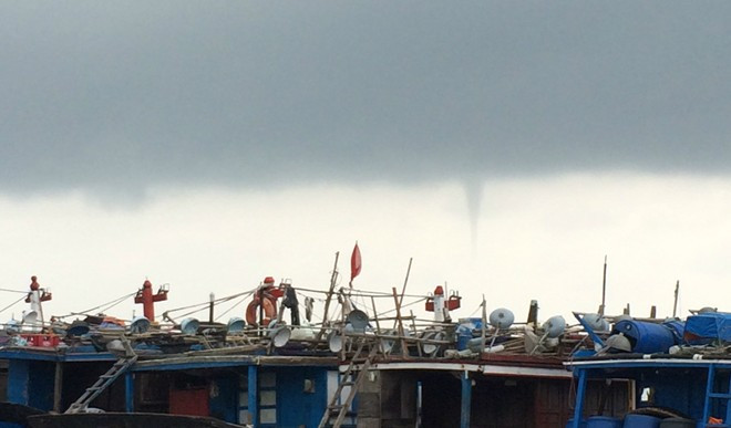 Hình ảnh vòi rồng ở Phú Vang. Hiện vòi rồng này vẫn tiến về phía đất liền. 