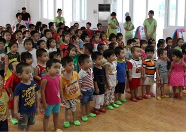 Sáng nay (11/10), cô và trò trường mầm non Thần Đồng (Bright School) đã tổ chức Lễ tưởng niệm Đại tướng Võ Nguyên Giáp. 