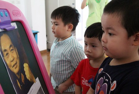 Cô trò của ngôi trường này đã cùng nhau xem lại những hình ảnh về Đại tướng. Các cô cũng đã kể cho các con nghe nhiều câu chuyện về ông. 