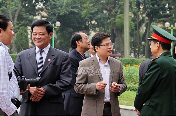 Những người yêu chuộng hòa bình và tinh thần Cách mạng Tháng Mười Nga cùng hội về tượng đài Lenin trên đường Điện Biên Phủ, Hà Nội sáng 7/11/2013.