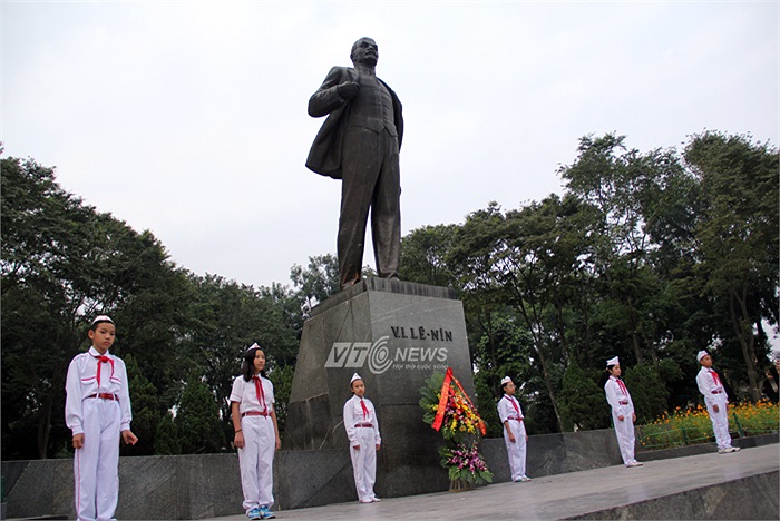 Cách đây 96 năm, nhân dân lao động nước Nga, dưới sự lãnh đạo của chính Đảng tiền phong do V.I.Lenin vĩ đại đứng đầu, đã làm nên một sự kiện làm rung chuyển toàn thế giới: Cách mạng Tháng Mười Nga.