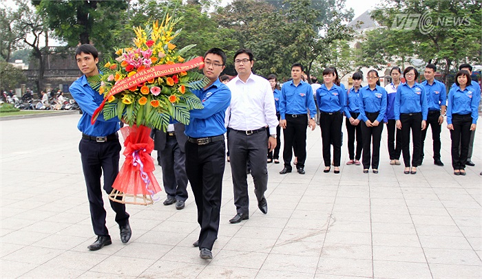 Tiếp bước tinh thần Cách mạng Tháng Mười Nga, thế hệ trẻ hôm nay luôn giương cao ngọn cờ búa liềm của nhân dân lao động thế giới nói chung và nhân dân lao động Việt Nam nói riêng...