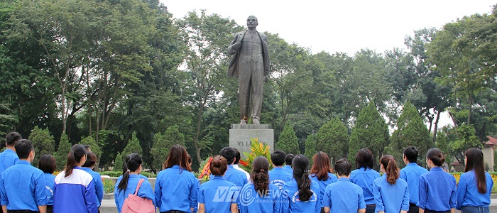 Cùng nguyện một lòng son sắt đi theo con đường của mà lãnh tụ Mác, Lê Nin và Bác Hồ vĩ đại đã chọn.