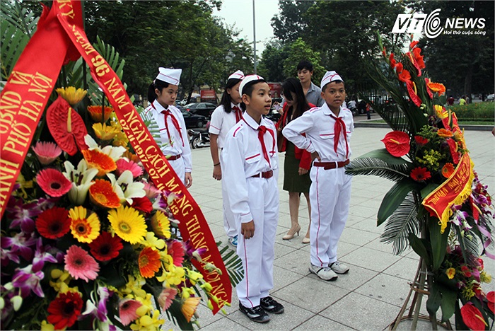 Cách mạng Tháng Mười Nga năm 1917 đã đánh đổ chế độ quân chủ chuyên chế, đập tan mọi phương án chính trị tiêu cực của các lực lượng tư sản, khai sinh ra chế độ xã hội chủ nghĩa đầu tiên trong lịch sử loài người.