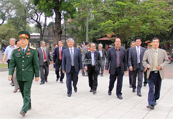 Trung ương Hội hữu nghị Việt - Nga do Chủ tịch, GS-TS Đào Trọng Thi, Ủy viên T.Ư Đảng, Chủ nhiệm Ủy ban VH, GD, TTN và NĐ của Quốc hội dẫn đầu vào đặt hoa tại tượng đài Lenin.