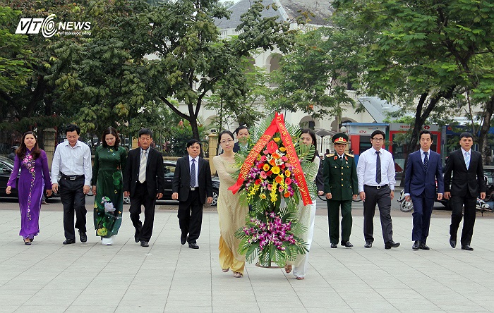 Trước đó, đại diện đoàn Thành phố Hà Nội do Phó Bí thư thường trực thành ủy, Nguyễn Công Soái đã đến đặt hoa dưới chân tượng đài Lenin.
