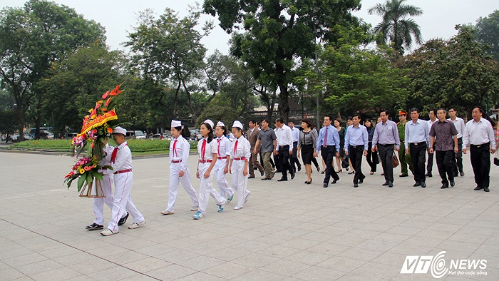 Tiếp đến là đoàn đại diện Quận ủy Ba Đình do đồng chí Hoàng Trọng Quyết, Bí thư Quận ủy, Chủ tịch HĐND quận dẫn đầu vào đặt hoa.