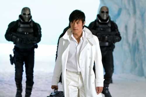 Lee Byung Hun, chàng tài tử điển trai của xứ Kim chi được xem là gương mặt sáng giá trên đất Hollywood. Anh được các nhà làm phim đánh giá ngang hàng với những cái tên đình đám của Châu Âu như Tom Cruise, Bruce Willis hay Channing Tatum. Mới đây anh vừa tái xuất ấn tượng trong 2 bom tấn hè của Hollywood là G.I. Joe: The Rise of Cobra và Red 2.