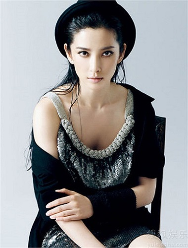 Không chỉ ghi điểm bằng gương mặt, Lý Băng Băng còn là 1 trong 10 mỹ nhân có đôi chân đẹp nhất Trung Quốc.