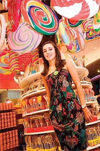 Sunaina Gill, 32 tuổi, người Singapore. Cô là giám đốc điều hành và kinh doanh trong công ty của cha - Gill Capital. Hiện, Sunaina Gill và anh trai đang giúp cha mình xây dựng một doanh nghiệp mới, tập trung vào lĩnh vực thực phẩm, thời trang...