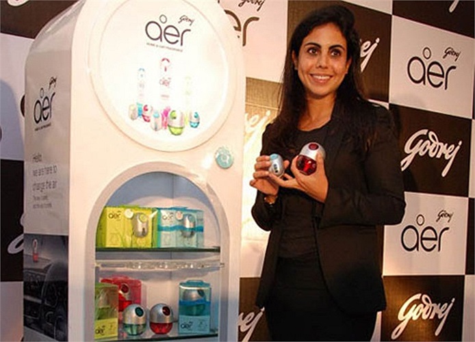 Nisaba Godre, 35 tuổi, người Ấn Độ. Cô là Chủ tịch của Human Capital &Innovation, chi nhánh của tập đoàn Godrej Group, do cha cô là tỷ phú Adi Godrej quản lý. 