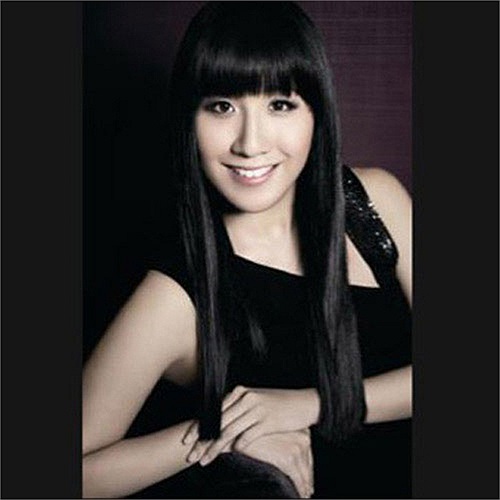 Jennifer Woo, 36 tuổi, đến từ Hong Kong, là Chủ tịch và Giám đốc điều hành của tập đoàn thời trang Lane Crawford Joyce. Cô là một trong những nhà bán lẻ quần áo trẻ tuổi nhất và mạnh mẽ nhất trong giới thời trang châu Á. 