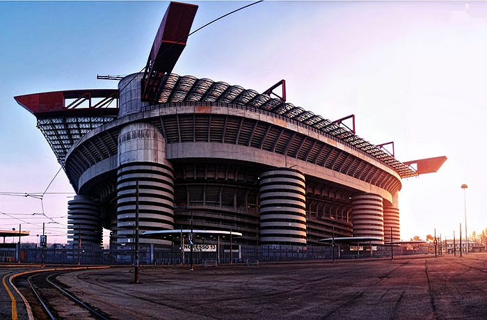 Là một sân vận động có mái che, San Siro thích hợp với cả những buổi hòa nhạc hay trình diễn thời trang