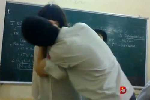 Hôn trộm bạn nữ trong lớp