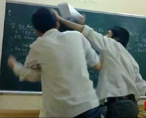 Hôn trộm bạn nữ trong lớp