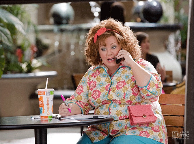 Nữ diễn viên và nhà sản xuất phim truyền hình nổi tiếng từng đoạt giải Emmy, Melissa McCarthy. Melissa ngoài đời có vẻ giản dị...