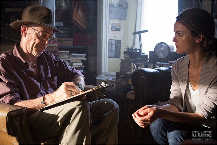 Diễn trên màn ảnh Keri Russell được mệnh danh là 'có thể trở nên nổi tiếng nhờ một ánh nhìn', cô sở hữu một thân hình và một nụ cười hoàn hảo.