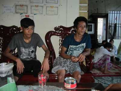 Hai thuyền viên trên tàu NA 93391-TS thoát nạn, trở về. Ảnh: Quang Long.