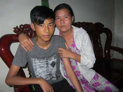 Thuyền viên Hoàng Tuấn Hùng và mẹ .