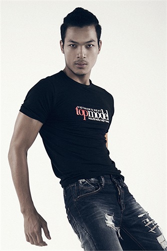 Đến từ Hải Dương, chàng trai Vũ Tuấn Việt đang là sinh viên trường Cao đẳng sân khấu điện ảnh Hà Nội. Việt gây ấn tượng mạnh khi cưỡi xe mô tô địa hình đầy phong cách đến vòng sơ tuyển của Vietnam’s Next Top Model 2013.