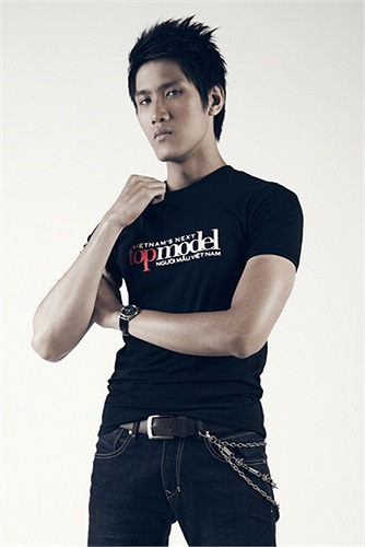 Lê Văn Kiên - chàng trai 20 tuổi với chiều cao nổi trội 1m88 và thành tích học tập đáng nể khi 12 năm liền là học sinh giỏi, đậu đại học với số điểm 27,5 và 2 lần đoạt huy chương vàng Olympic Toán học cấp tỉnh vào năm học lớp 10,11. 