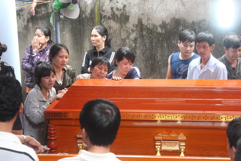 2 bé gái chết cháy trong đêm: Khản cổ gọi tên con