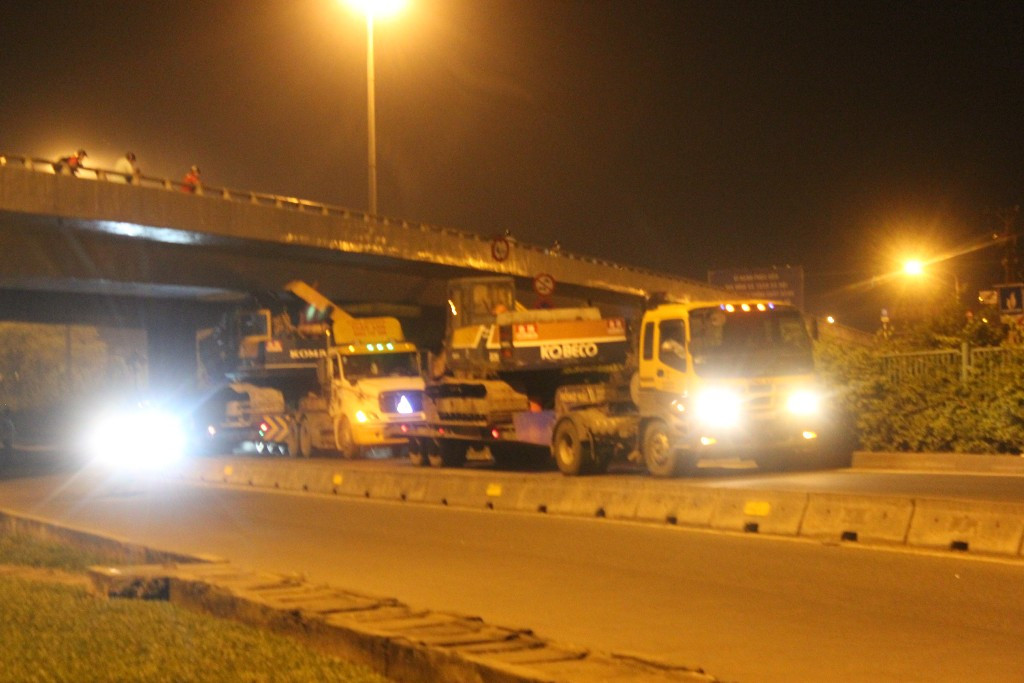 TP.HCM, cầu vượt Quang Trung, Quốc lộ 1A, container, 4,3 mét, giải cứu