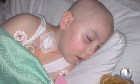 Những ngày sau đợt hóa trị đầu tiên sức khỏe Lauryn ngày càng suy yếu