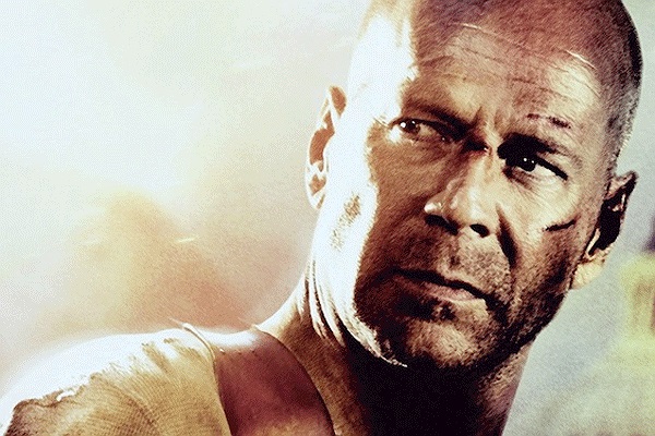 Bruce Willis gây ấn tượng với khán giả qua hình ảnh nhân vật John MCclane, luôn thoát chết trong những tình huống nguy hiểm nhất của chuỗi phim Die Hard.