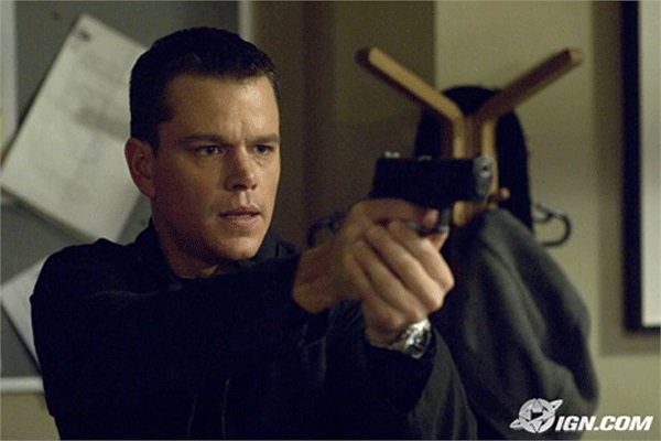 Tài tử điện ảnh Matt Damon vào vai một tên sát thủ mất trí Jason Bourne trong bộ phim The Bourne Identity (2002).