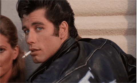 John Travolta trong vai cậu học trò Danny Zuko trong bộ phim Grease (1978), một trong những bộ phim nhạc kịch nổi tiếng nhất thế giới.