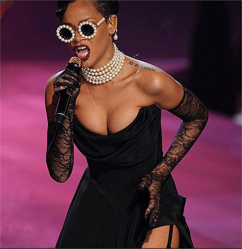 Rihanna, cô ca sĩ nổi tiếng với ca khúc hit gấn đây nhất 'Diamonds'.