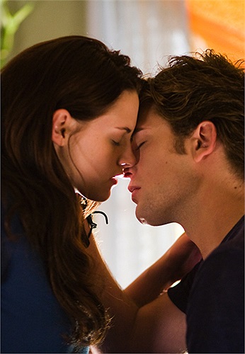 Nụ hôn ngọt ngào của cặp đôi phim giả tình thật trong phim bom tấn Twilight được đánh giá là một trong những khoảnh khắc lãng mạn, ngọt ngào và say đắm lòng người nhất của điện ảnh thế giới.