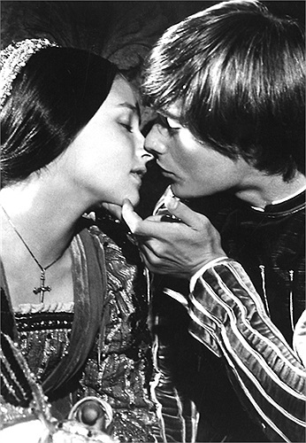 Nụ hôn tuyệt đẹp trong phim Romeo and Juliet