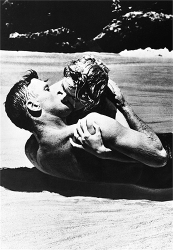Nụ hôn mãnh liệt và đắm say như trong phim From Here To Eternity