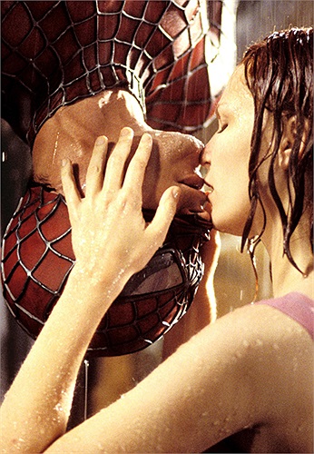 Nụ hôn ngược giữa Spiderman (Tobey Maguire đóng) với Mary Jane (Kirsten Dunst đóng) năm 2002 đã khiến các fan chìm đắm trong sự lãng mạn và ngọt ngào.