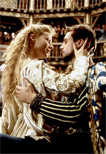 Shakespeare in Love có cảnh hôn vô cùng say đắm và mãnh liệt diễn tả tình yêu của hai bạn trẻ William Shakespeare (do Joseph Fiennes đóng) với cô gái xinh đẹp và hát hay do Gwyneth Paltrow đảm nhiệm.