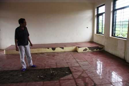 Cổng trường THCS Tân Hoa (Quốc Oai, Hà Nội) không có cánh cổng