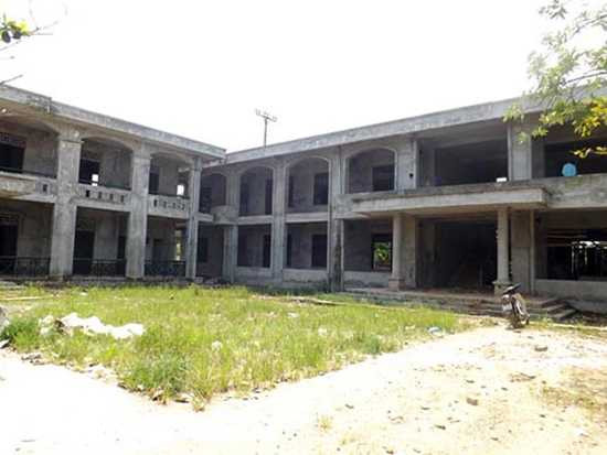 Trường THCS Cộng Hòa (Quốc Oai, Hà Nội) bỏ hoang cho cỏ mọc um tùm 