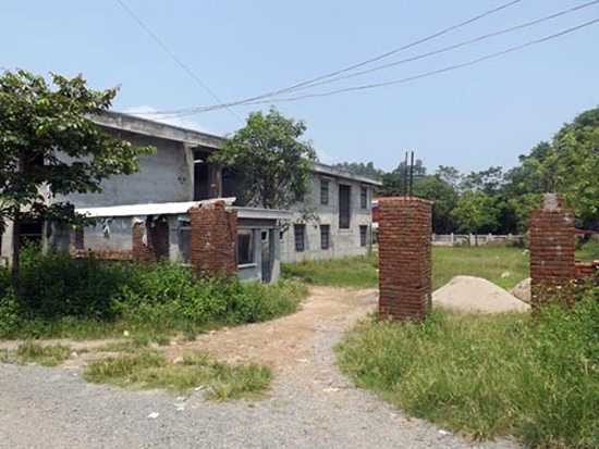 Trường THCS Cộng Hòa (Quốc Oai, Hà Nội) bỏ hoang cho cỏ mọc um tùm 