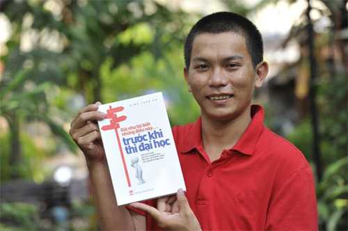  Đinh Tuấn Ân với cuốn sách dành cho các bạn trẻ thi đại học.